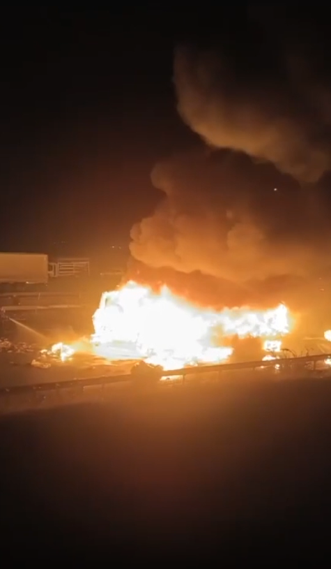 Zincirleme trafik kazasında tır alev topuna döndü